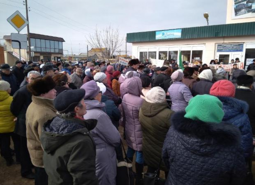 Жители поселка Володарский выходят на улицы, они против передачи водоснабжения в частные руки и закрытия школ