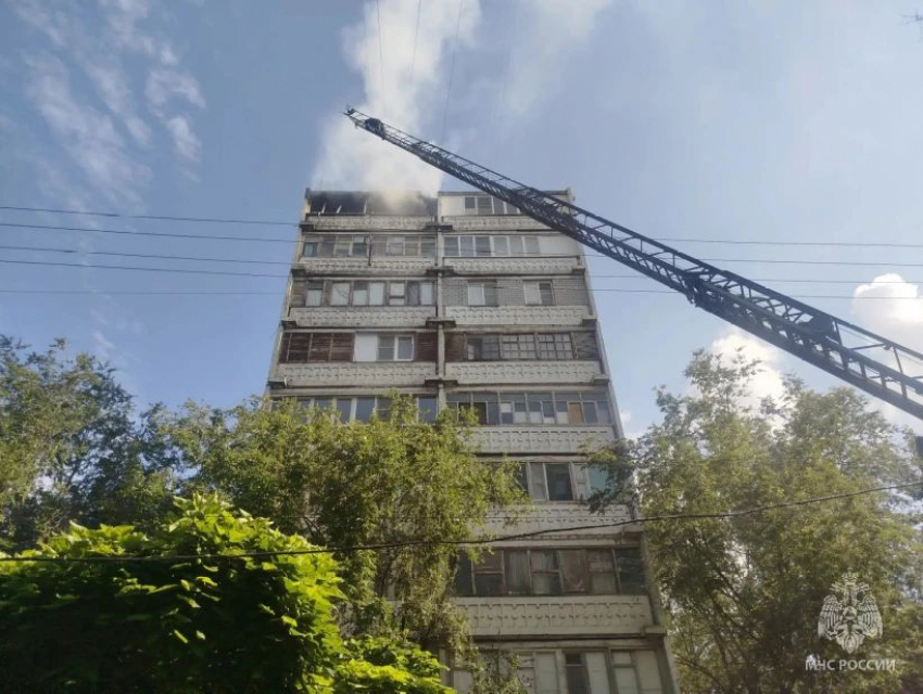 В Астрахани в многоэтажке произошел пожар: есть погибший, а дети были заблокированы в лифте