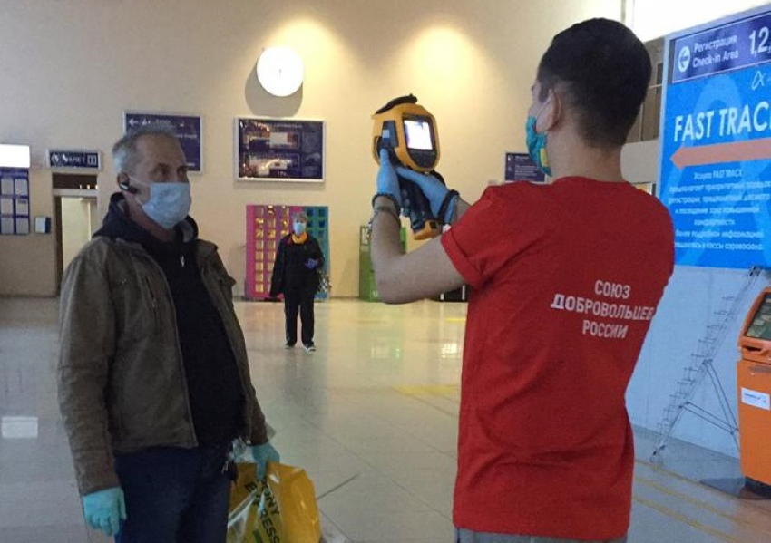 Как в астраханском аэропорту проверяют пассажиров на коронавирус