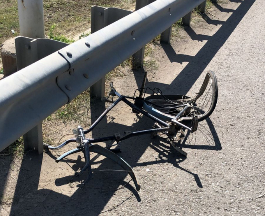 В Астрахани под колёсами двух машин погиб велосипедист