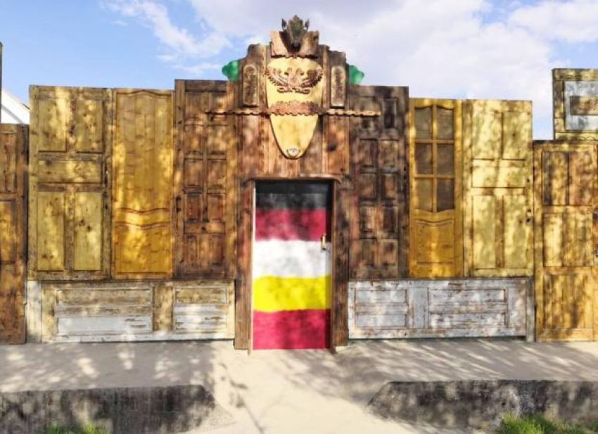 Астраханец соорудил забор из дверей 