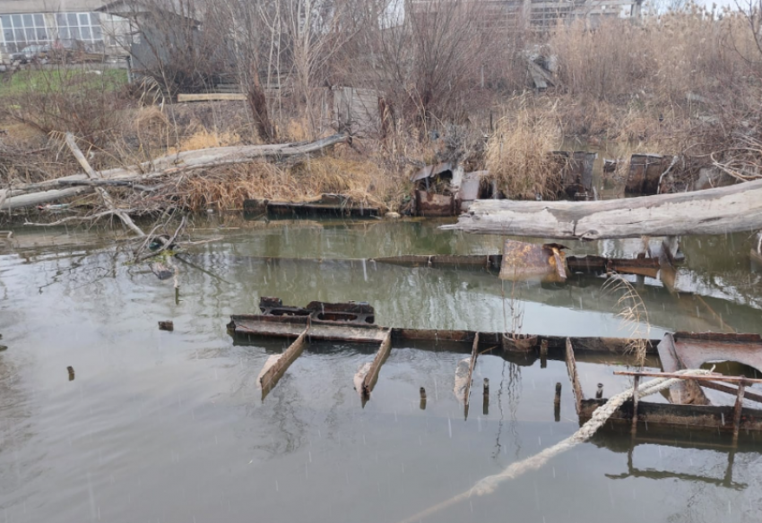 В Астрахани обнаружили затонувшее судно, отравляющее реку тяжелыми металлами