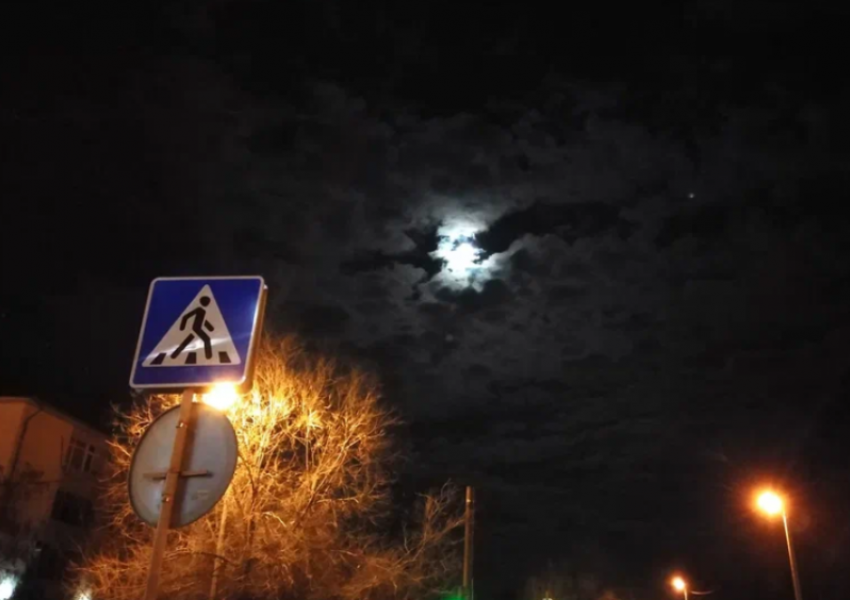 В Астрахани пьяный подросток украл телефон и нанес тяжкий вред прохожему