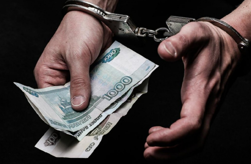 В Астрахани бывший сотрудник исправительной колонии попался на взятке