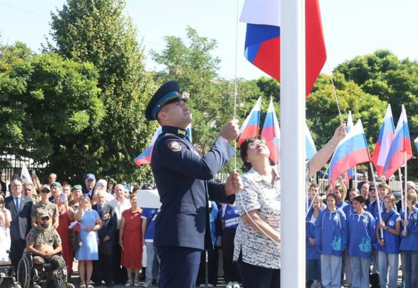 В Астрахани подняли триколор в честь Дня Государственного флага России