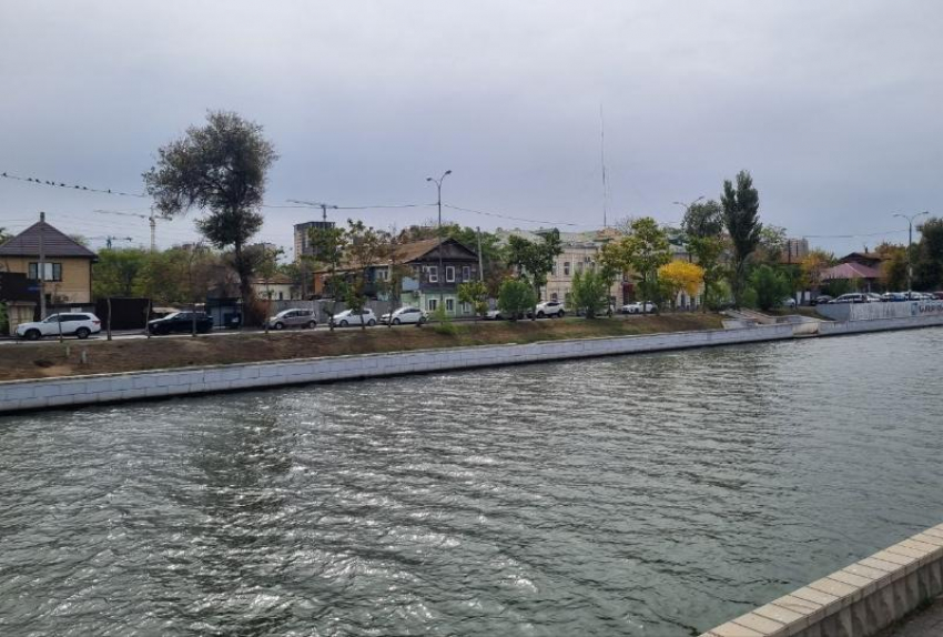 В астраханских городских каналах уменьшили уровень воды