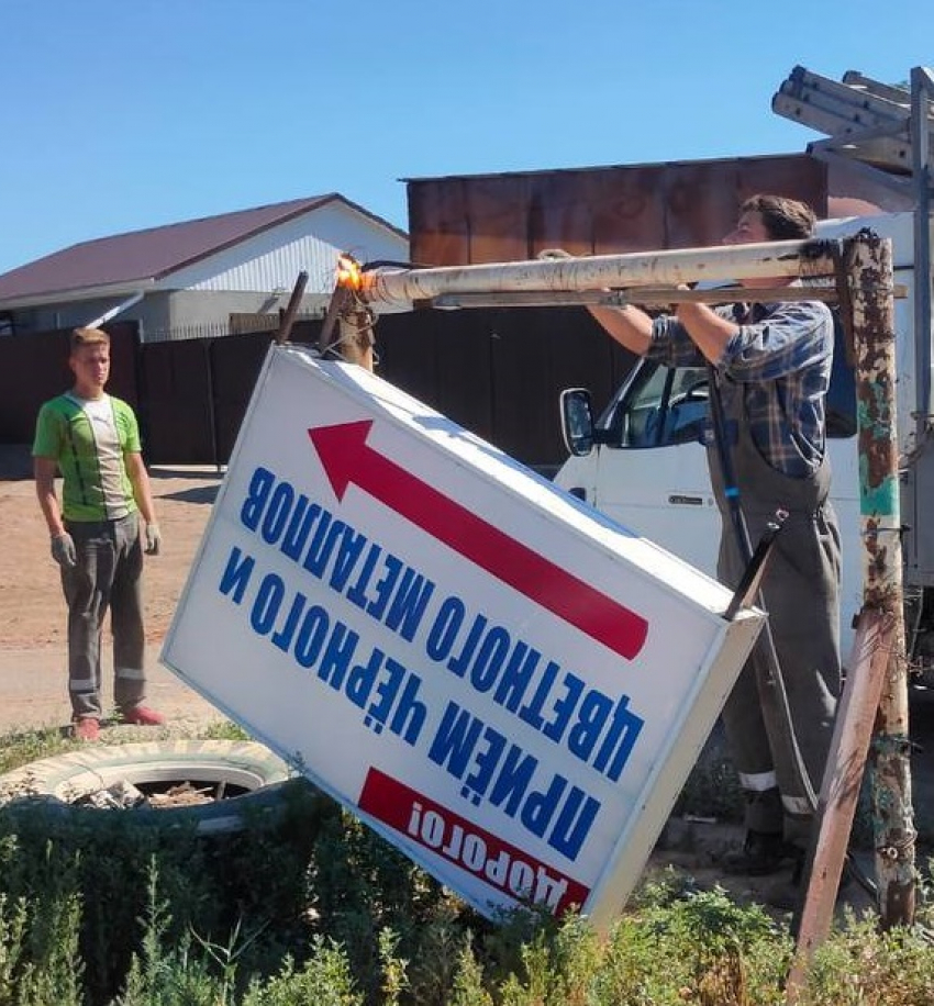 В Астрахани продолжается демонтаж незаконной рекламы