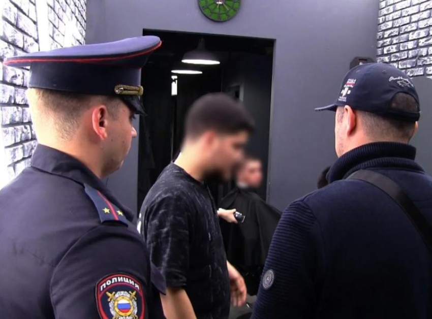 Полиция забрала из астраханского барбершопа сотрудника с выдуманной личностью