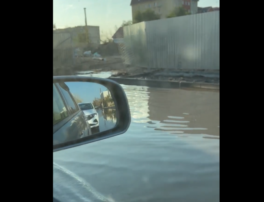 Свежеуложенный асфальт на улице Бакинской в Астрахани залило канализационными водами