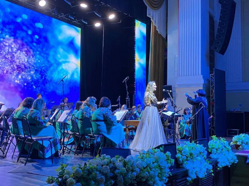 Для матерей, дочерей и жен участников СВО провели праздничный концерт в Астрахани