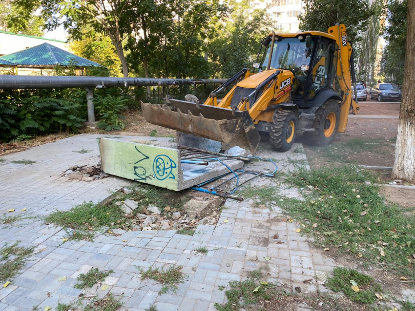 В Астрахани начали демонтаж старых бетонных конструкций на детских площадках