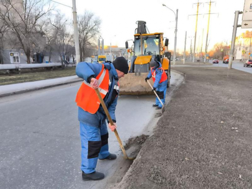 В Астрахани активизировали уборку тротуаров и дорог с приходом весны