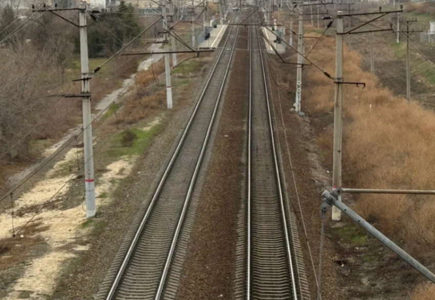 Астраханец на электросамокате столкнулся с поездом в Санкт-Петербурге и погиб