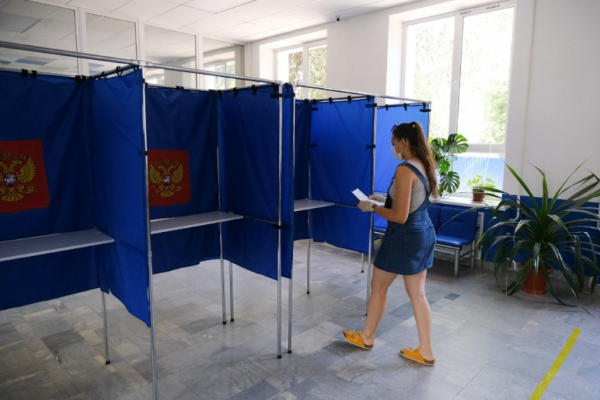 В Астрахани голосуют по поправкам в Конституцию даже на вокзале, в СИЗО и больницах 