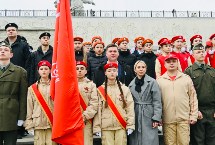 Астраханские юнармейцы приняли на хранение «Знамя Победы»