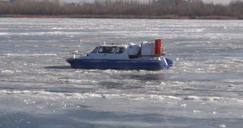 Астраханских рыбаков унесло на льдине