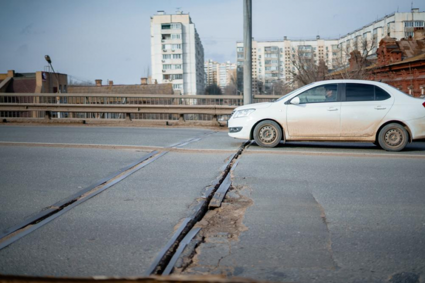 "Прощай, ходовая": астраханцы не представляют Новый мост без ям