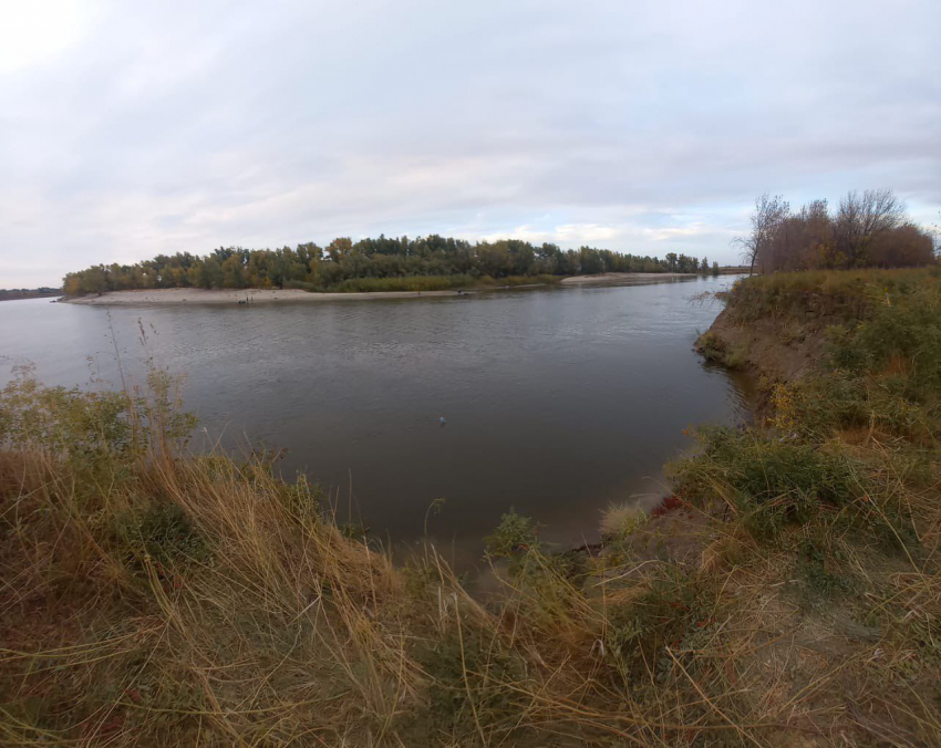 Астраханец съехал на ВАЗе в воду и погиб