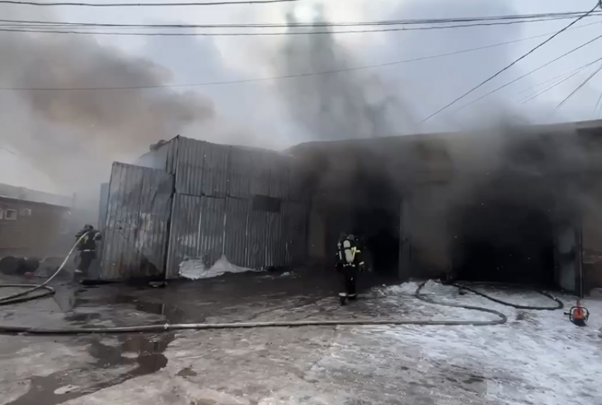 В Астрахани загорелось здание с магазином, фирмами и складом доставки