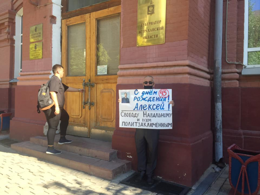 В Астрахани задержан человек-пикет, поздравлявший Навального с днем рождения