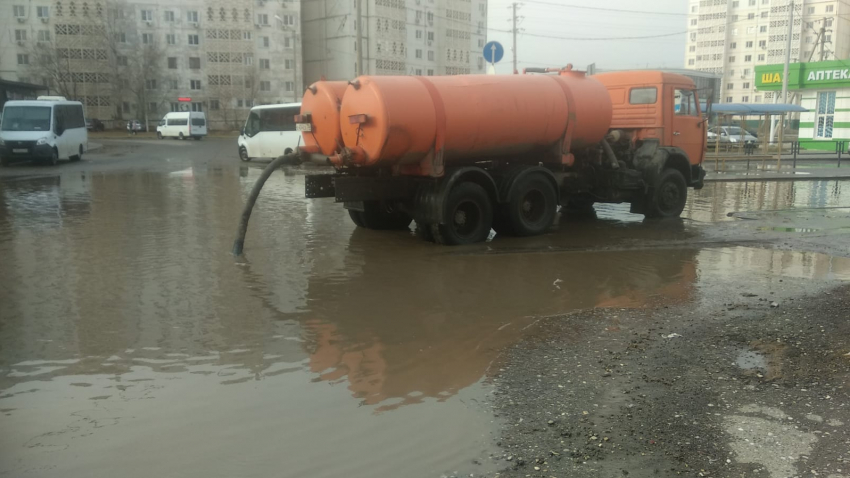 С улиц Астрахани откачали 370 тысяч литров дождевой воды 