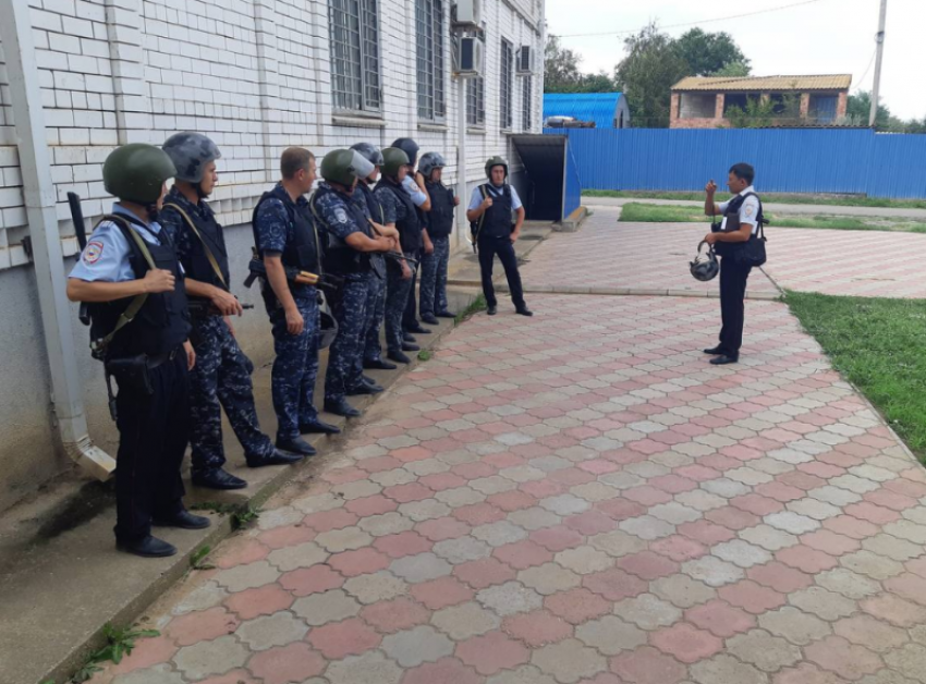 Астраханцам объяснили, что делало оцепление полиции в степи