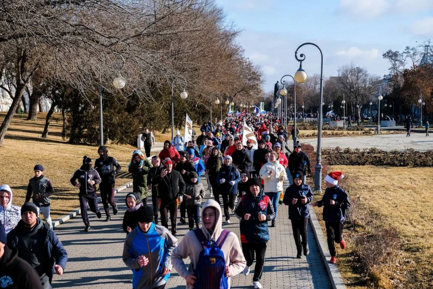  Утро 1 января астраханцы встретили пробежкой в поддержку здорового образа жизни 