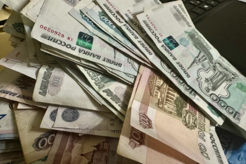 Мошенник притворился женщиной и вымогал у астраханца деньги