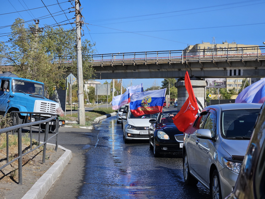 В Астрахани прошел автопробег, посвященный Дню воссоединения новых регионов с Россией