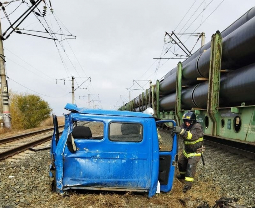 Роковая встреча: поезд протаранил газель в Астраханской области