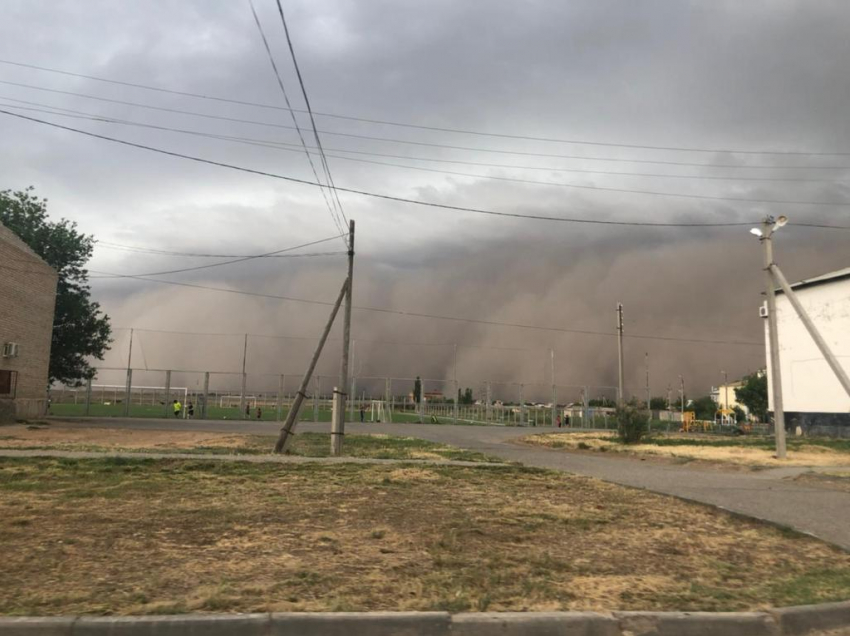 На Астраханскую область снова надвигается пыльная буря