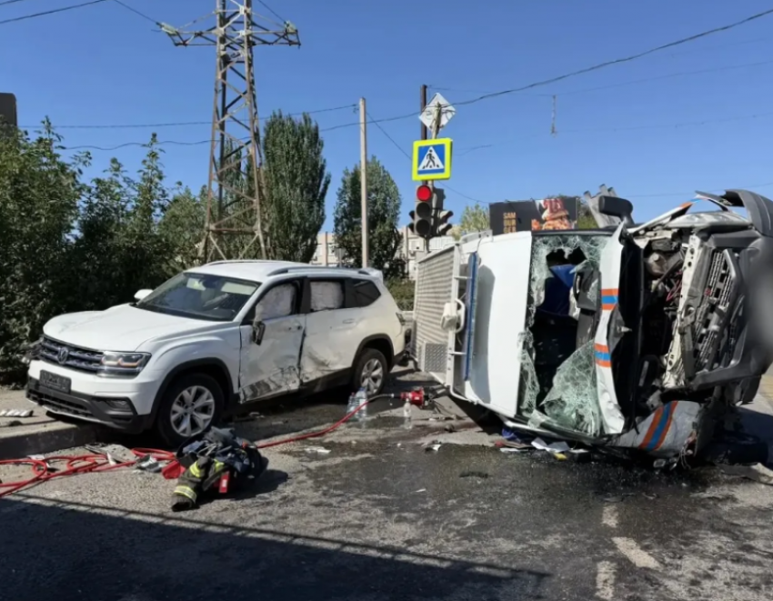 В Астрахани пожарно-спасательная машина опрокинулась в ДТП: есть пострадавший