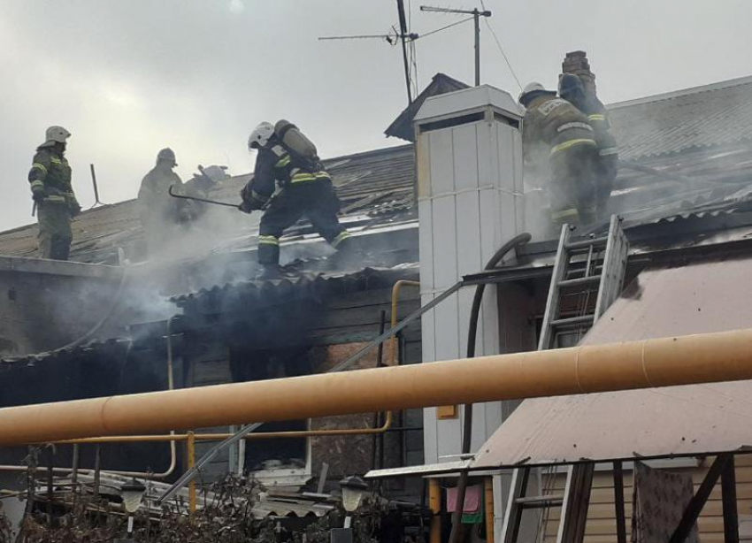 В Приволжском районе Астраханской области горит жилой одноэтажный дом