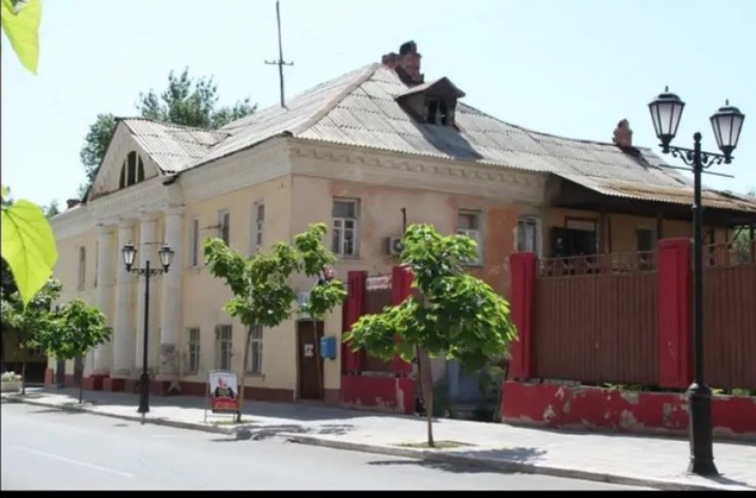 Астраханцев хотят выселить из их дома в самом центре, внезапно ставшим аварийным по мнению властей