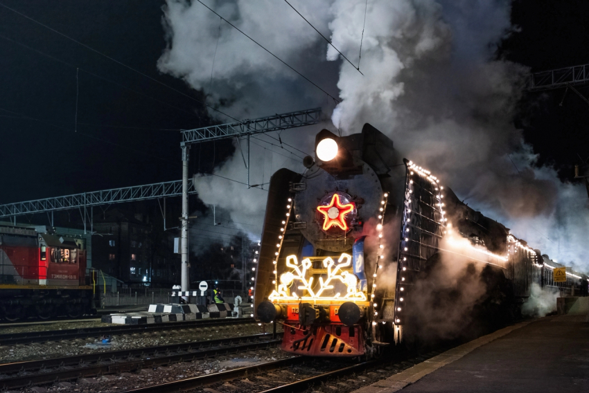 Поезд Деда Мороза на железнодорожном вокзале увидели вживую 7 тысяч астраханцев