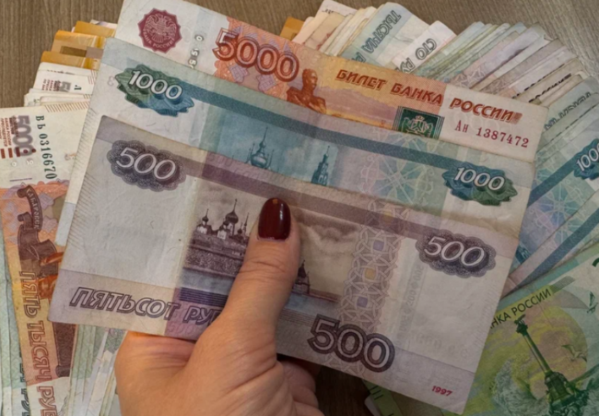 Пострадавшей от мошенника астраханке вернут украденные деньги с процентами