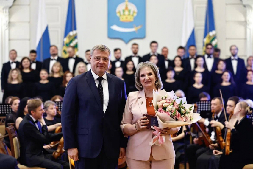 Жители Астраханской области получили награды из рук губернатора ко Дню России