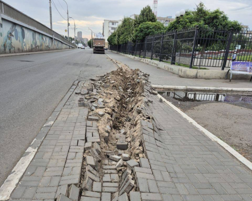 Потребовался всего один водитель, чтобы изуродовать тротуар в Астрахани