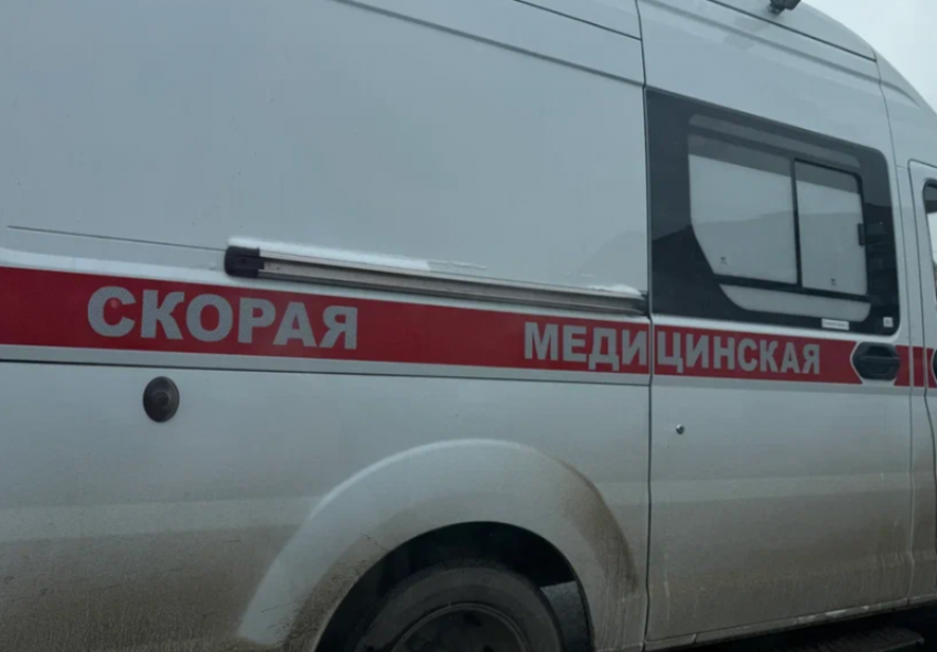 Астраханца увезли на скорой после удара вилами от бывшей возлюбленной