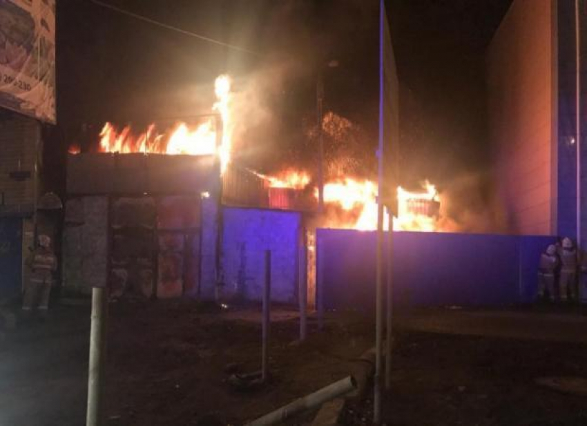 Минувшей ночью в Астрахани случилось два крупных пожара