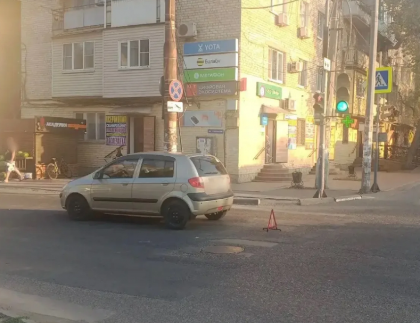 В Астрахани подросток на велосипеде нарушил ПДД и оказался под колесами машины