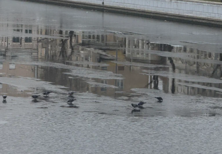 Астраханцам не могут назвать толщину льда на городских водоемах