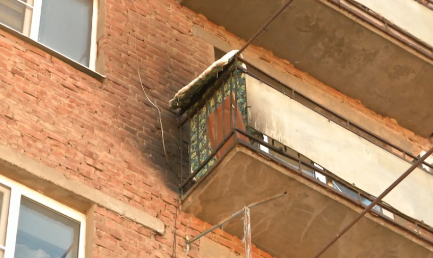 Астраханские полицейские предотвратили пожар в многоэтажке и эвакуировали жильцов