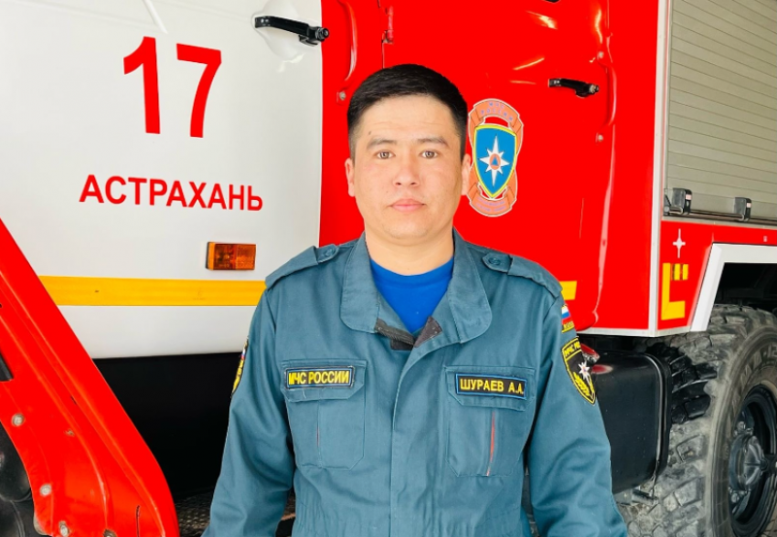 Астраханский спасатель вывел многодетную семью и инвалида из горящего дома