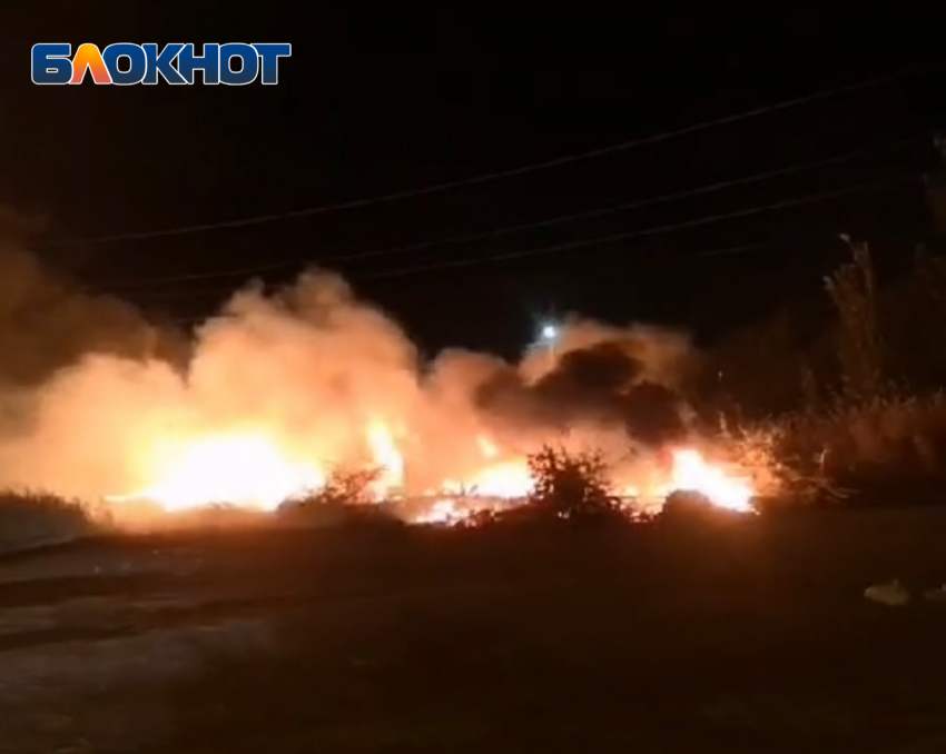 В Астрахани возле пункта полиции произошел крупный пожар