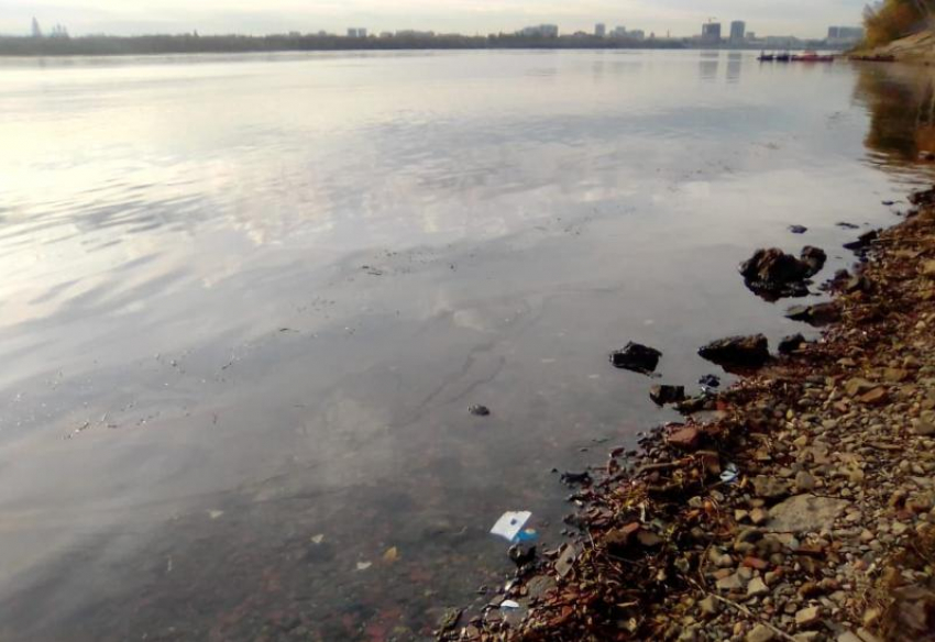 В Трусовском районе Астрахани обнаружено загрязнение акватории Волги