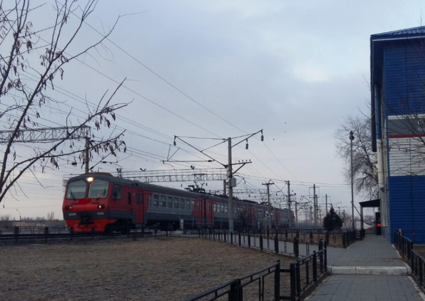 На севере Астраханской области будут перекрывать дорогу через ж/д переезд