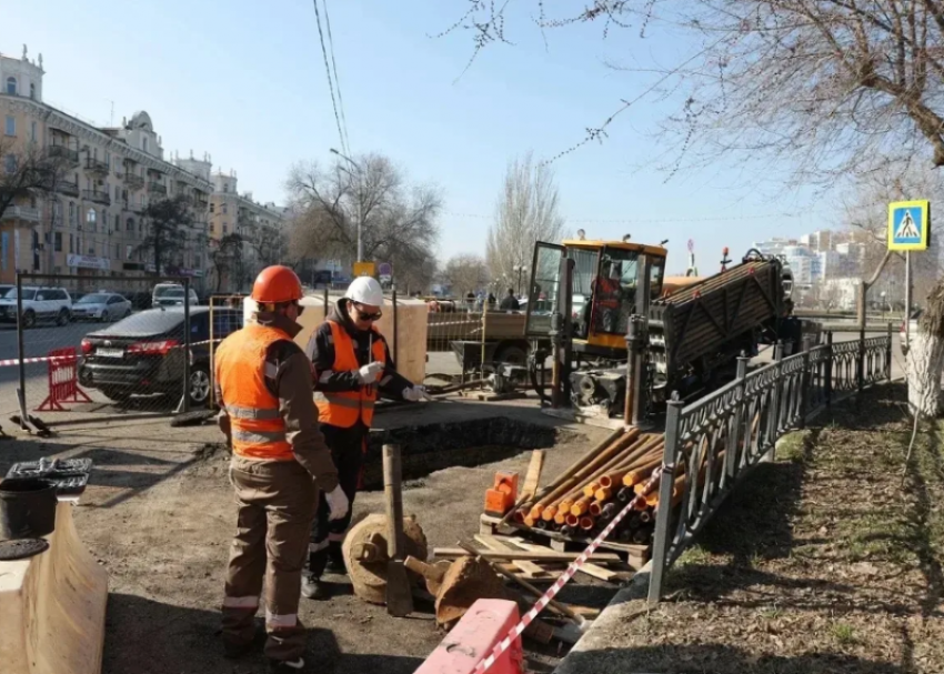 В центре Астрахани канализационные трубы перемещают под пешеходную зону