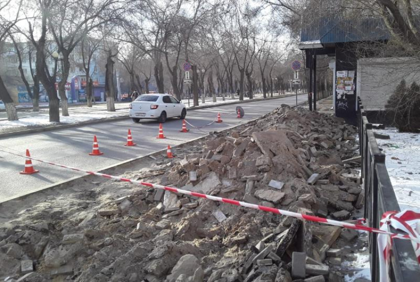 На магистральных улицах Астрахани обновляют остановочные комплексы