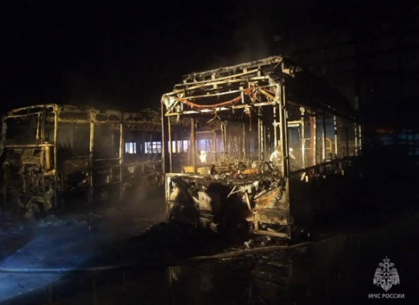 В Астрахани горел таксомоторный парк: пламя уничтожило два автобуса